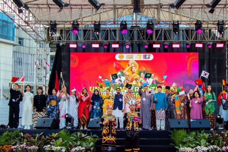 Warna-Warni Budaya Mancanegara dalam International Cultural Festival 2024 Unesa