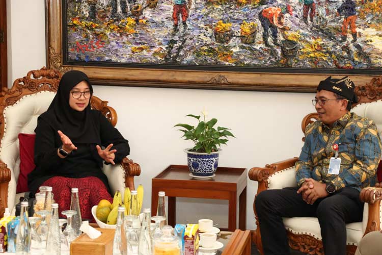 Bupati Banyuwangi Ipuk Fiestiandani Azwar Anas saat bertemu Direktur PT Kereta Api INKA (Foto: Humas Pemkab for TIMES Indonesia)