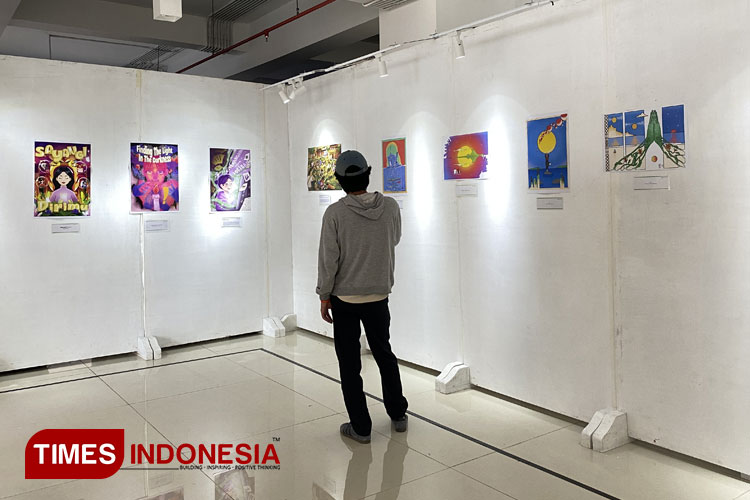 Pengunjung sedang menikmati karya seni di Euphoria Seni 2024. (FOTO: Rismauliya Melati Surya/TIMES Indonesia)