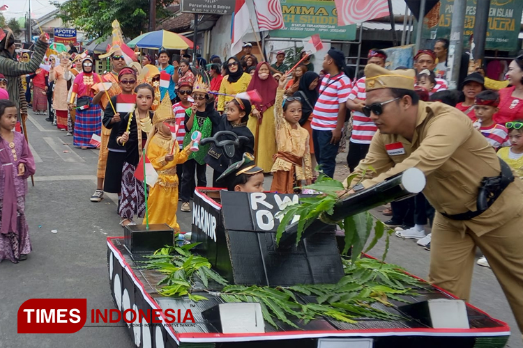 Masyarakat Jember Kidul Ramaikan Karnaval Budaya HUT ke-79 RI