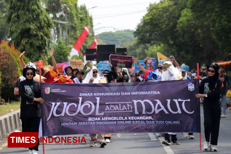 Ikut Karnaval Budaya, Diskominfo Jember Ajak Masyarakat Jauhi Pinjol dan Judol