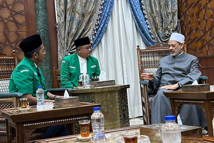 Bertemu Grand Syekh Al-Azhar, GP Ansor Dihadiahi Pusat Studi Abu Hasan Al-Asy'ari Cabang Indonesia