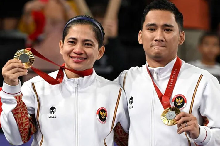 Ganda campuran para badminton Hikmat Ramdani/Leani Ratri Oktila meraih medali emas di Paralimpiade Paris 2024. (FOTO: REUTERS/Jennifer Lorenzini)