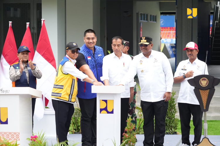Presiden RI Jokowi saat meresmikan 18 venue untuk Pekan Olahraga Nasional (PON) XXI Tahun 2024 di Provinsi Aceh, di Stadion H. Dimurthala Kota Banda Aceh, Senin (9/9/2024 (FOTO: Biro Komunikasi Publik Kementerian PUPR RI)