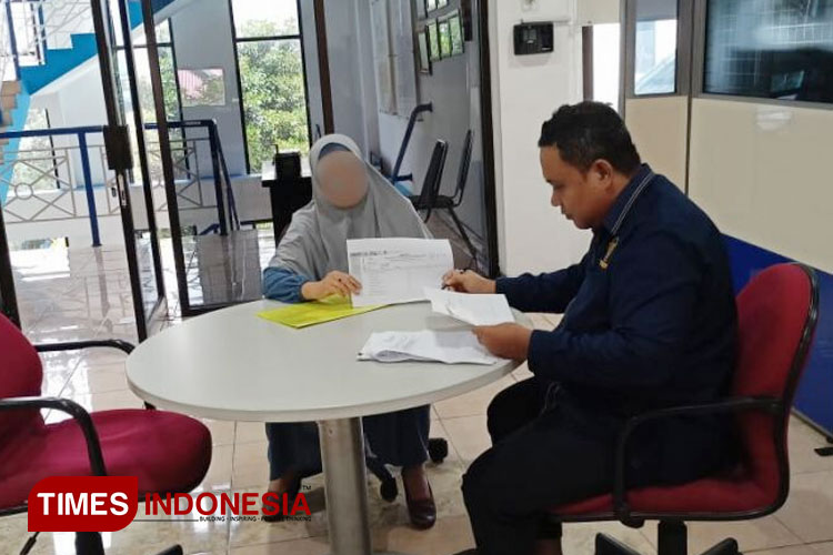 Account Representative (AR) Kantor Pelayanan Pajak (KPP) Pratama Kediri Moh. Iskhak menerima kedatangan wajib pajak yang melakukan klarifikasi atas Surat Imbauan. (FOTO: AJP TIMES Indonesia)