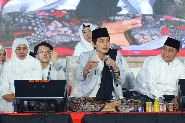 Gus Iqdam saat memberi ceramah bersama Ketua Umum PP Muslimat NU Khofifah Indar Parawansa dan Walikota Surabaya, Eri Cahyadi di  pengajian Maulid Nabi Muhammad SAW dan Haul ke-32 Buya Mas Muhammad Fathoni di Jatim Expo Surabaya (FOTO; dok KIP)