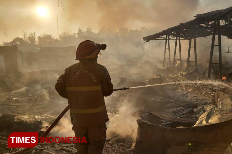 Kebakaran kembali melanda Pasar Pasrepan, di Kecamatan Pasrepan, Kabupaten Pasuruan, Senin (9/9/2024) dinihari. (Foto: Robert/TIMES Indonesia)