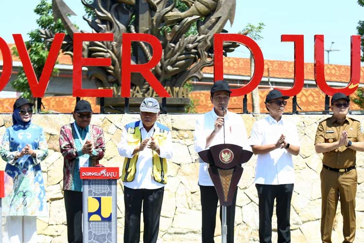 Presiden RI Jokowi didampingi Menteri PUPR I) Basuki Hadimuljono saat meresmikan Flyover Djuanda (858 m) yang berada di Kabupaten Sidoarjo, Jawa Timur, Jumat (5/9/2024). (FOTO: Biro Komunikasi Publik Kementerian PUPR RI)