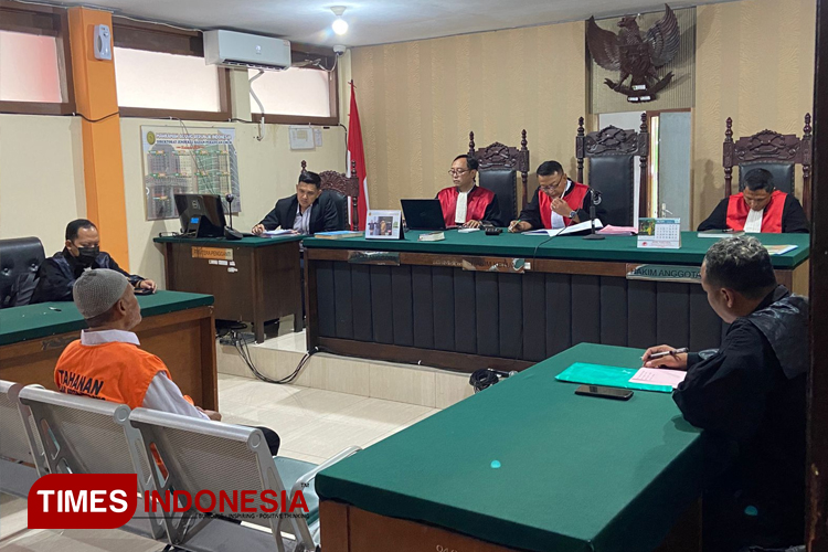 Terdakwa kasus pemeliharaan ikan jenis Aligator Gar, Piyono (61) saat mengikuti persidangan di PN Malang. (Foto: Rizky Kurniawan Pratama/TIMES Indonesia)