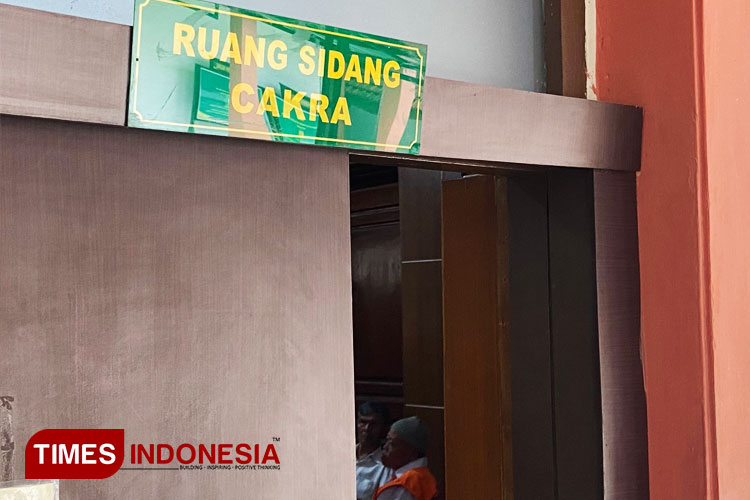 Terdakwa kasus kepemilikan ikan aligator gar, Piyono saat menunggu jadwal sidang putusan di ruang Cakra, PN Malang, Senin (9/9/2024). (FOTO: Rizky Kurniawan Pratama/TIMES Indonesia)