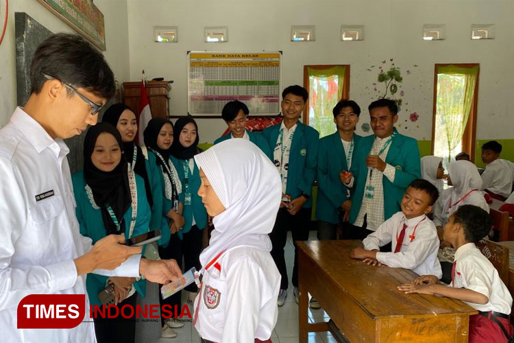 Sosialisasi absensi digital berbasis barcode di SDN 1 Jabung dan MI Roudlotul Jannah. (FOTO: AJP TIMES Indonesia)