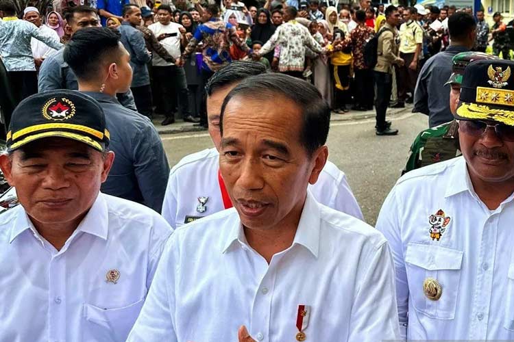 Presiden Jokowi saat memberikan keterangan usai meninjau RSUD Zainoel Abidin Banda Aceh, Senin (9/9/2024). (Foto: Humas Pemprov Aceh)