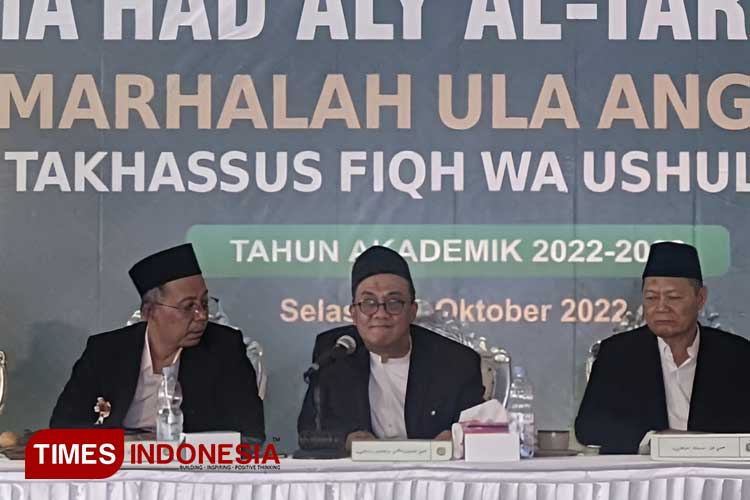 Mudir Ma'had Aly Al-Tarmasi Pacitan, KH Luqman Harits Dimyathi (tengah) mengapresiasi Kemenag RI atas dibukanya formasi pendaftaran seleksi CPNS 2024. (Foto: Yusuf Arifai/TIMES Indonesia)