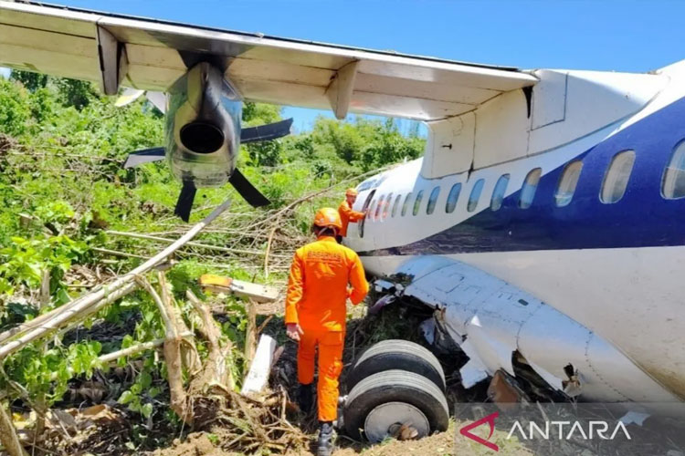 Personel Kantor SAR Biak Kundori saat memeriksa badan pesawat Trigana Air PK YSP ATR 42-500 yang tergelincir hingga keluar lintasan di Bandara Stevanus Rumbewas Kamanap Kepulauan Yapen, Papua, Senin (9/9/2024). (FOTO: Basarnas)