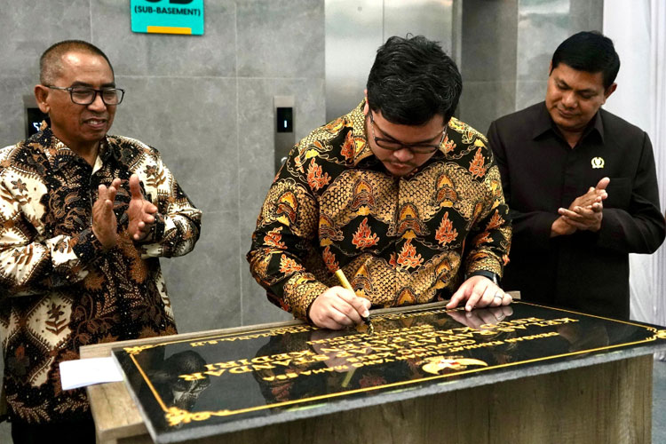 Bupati Kediri saat menandatangani prasasti RSKK (Foto/Diskominfo Kabupaten Kediri)