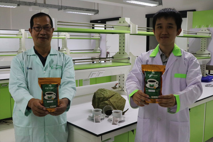 Tim Dosen Ubaya dan UKWMS Kembangkan Kopi Celup Herbal