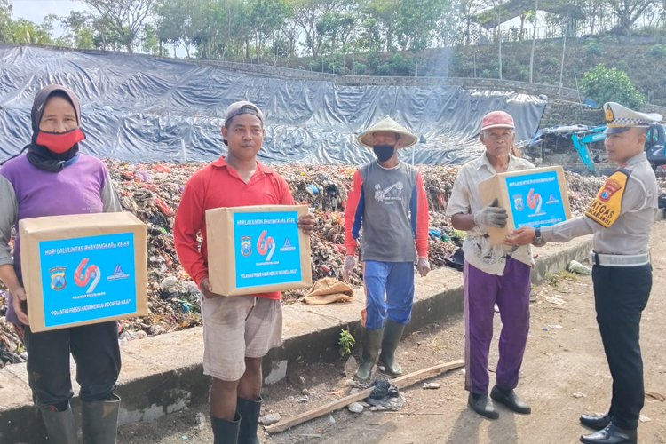 Peringati Hari Lalu Lintas Bhayangkara ke-69, Satlantas Polres Pacitan Gelar Bakti Sosial