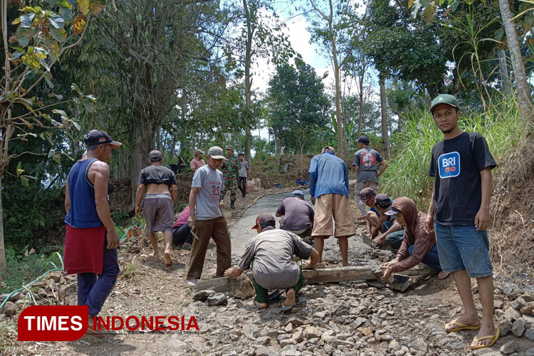 Tak Kunjung Dibangun Pemkab Bondowoso, Warga Banyuwulu Swadaya Perbaiki Jalan