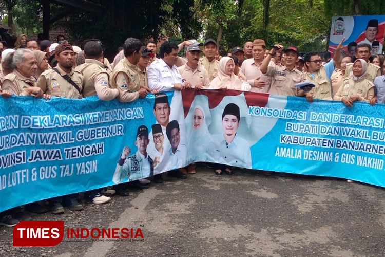 DPC Tani Merdeka Indonesia Banjarnegara melakukan konsolidasi dan deklarasi kemenangan paslon Gubernur Jateng Ahmad Luthfi - Taj Yasin dan Paslon Bupati Banjarnegara Amalia - Wakhid. (Foto: Muchlas Hamidi/TIMES Indonesia)