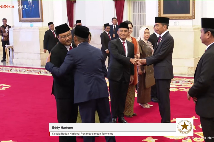 Irjen Pol Eddy Hartono mendapat ucapan selamat dari Presiden Jokowi usai dilantik sebagai Kepala BNPT. (FOTO: YouTube Sekretariat Presiden)
