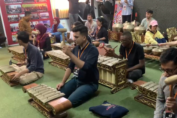 Belasan Mahasiswa Asing Belajar Alat Musik Gamelan di UIN Maliki Malang