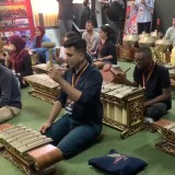 Belasan Mahasiswa Asing Belajar Alat Musik Gamelan di UIN Maliki Malang