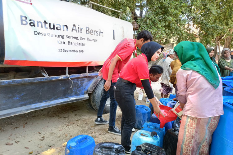 Alfamart Kirim Bantuan Air Bersih di Desa Gunung Sereng Bangkalan