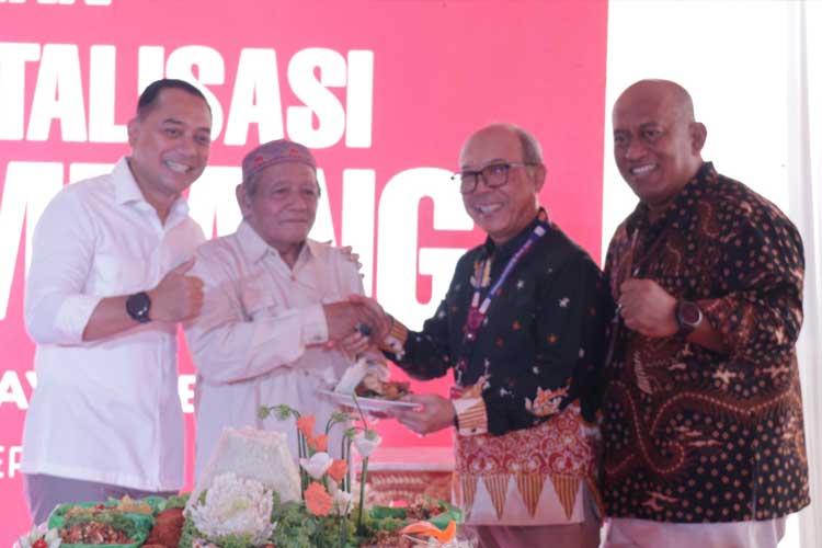 Direktur Mikro, Ritel, dan Menengah Bank Jatim R. Arief Wicaksono dan Wali Kota Surabaya Eri Cahyadi saat acara komitmen revitalisasi pasar pada Rabu (11/9/2024). (FOTO: Dok. Humas Bank Jatim)