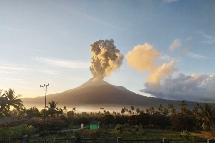 Gunung Lewatobi Laki-laki Erupsi, Semburan Abu Vulkanik Setinggi 900 Meter