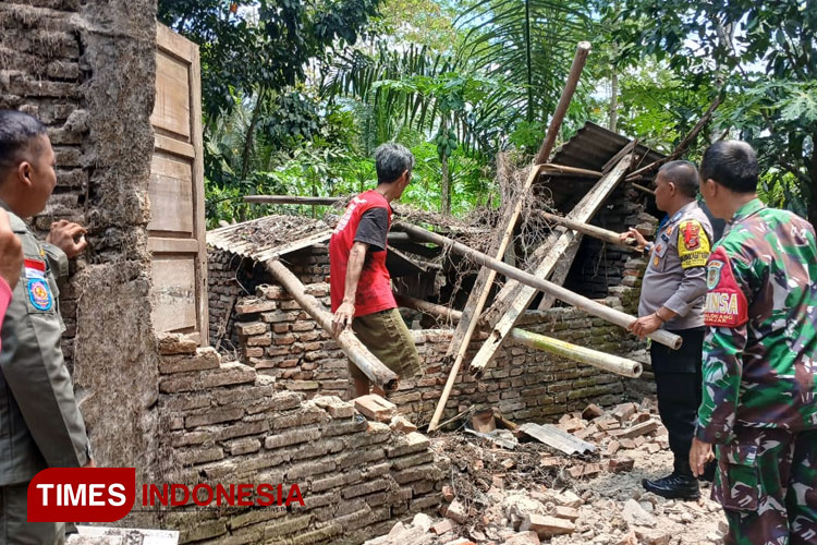 Diduga Lapuk, Bangunan Rumah Warga di Kota Banjar Ambruk