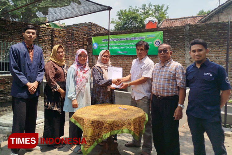 Penyerahan IPAL secara simbolis dari UWP Surabaya kepada pengrajin batik di Jombang. (FOTO: Rohmadi/TIMES Indonesia)
