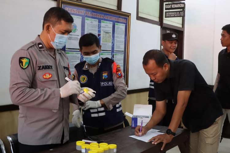 Puluhan Personel Polres Probolinggo Kota Dites Urine