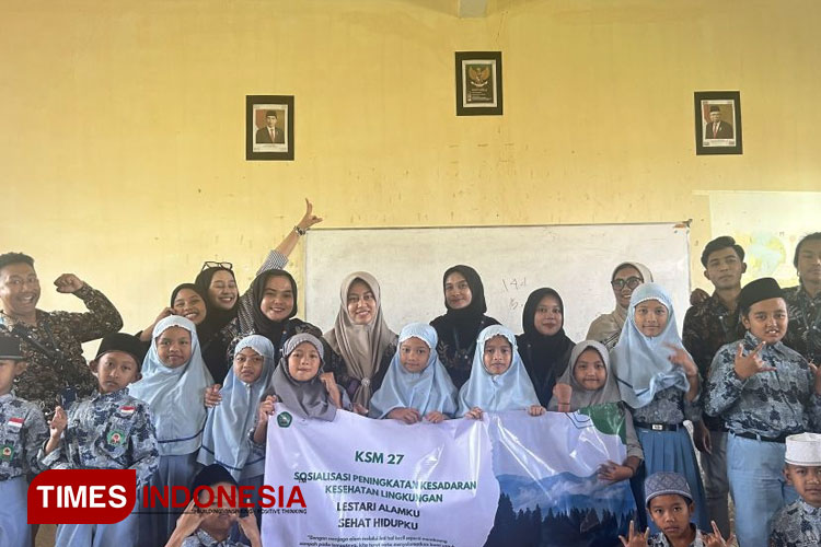 Foto bersama usai kegiatan sosialisasi pentingnya kebersihan lingkungan di MI Roudlotul Jannah. (FOTO: AJP TIMES Indonesia)