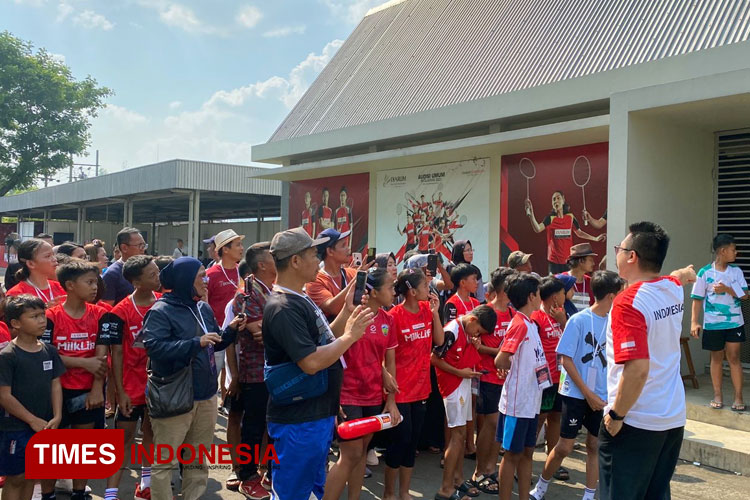 Peserta audisi dan orangtua wali mengikuti room tour yang digelar pertama kali di GOR Djarum Jati, Kudus. (FOTO: Ihza Fajar Azhari/TIMES Indonesia)