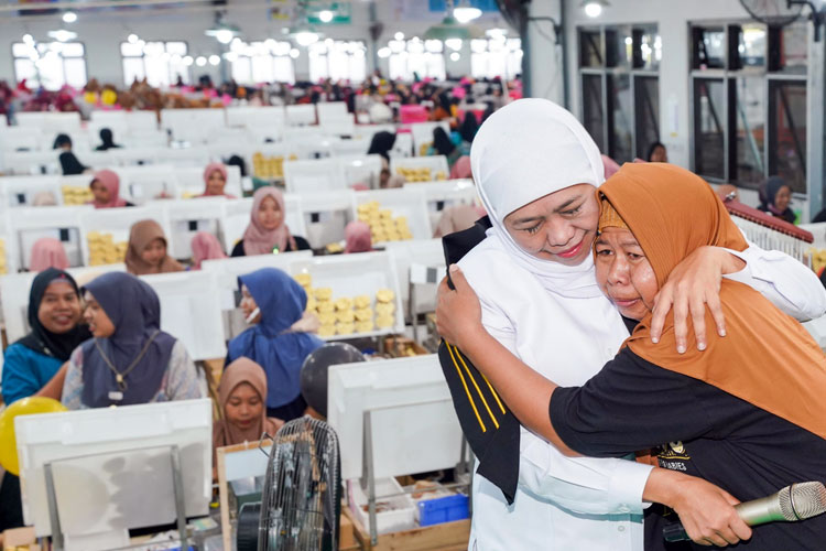 Sapa Emak-Emak Pekerja PT Kareb Bojonegoro, Khofifah Dinobatkan Sebagai Ibunya Pekerja SKT