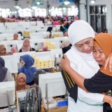 Sapa Emak-Emak Pekerja PT Kareb Bojonegoro, Khofifah Dinobatkan Sebagai Ibunya Pekerja SKT