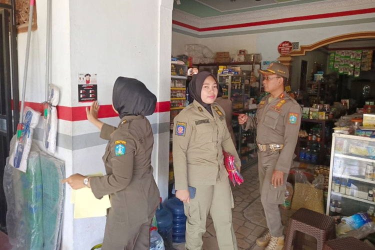 Satpol-PP-Kabupaten-Ponorogo-melakukan-razia-rokok-ilegal-2.jpg