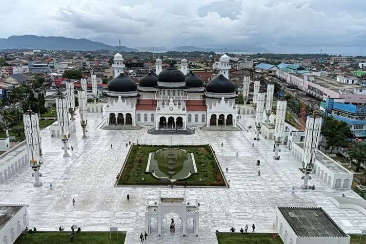 Bangunan Masjid Raya Baiturrahman Banda Aceh terlihat dari atas menara masjid. (ANTARA/Zuhdiar Laeis)