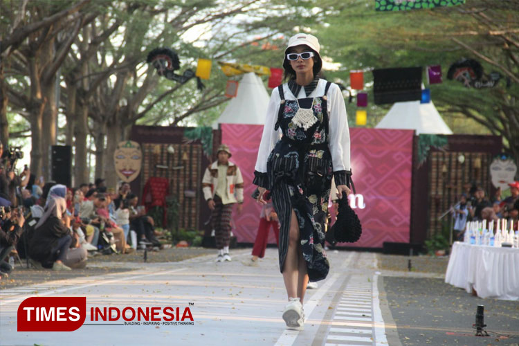 Usung Kadhiri Tutur Wikara, Koleksi Ready To Wear Warnai Kediri Fashion Batik Festival 2024 