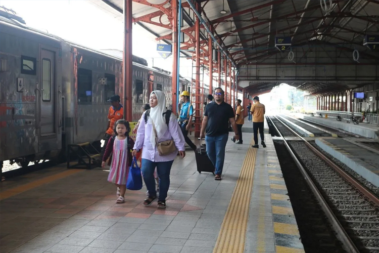 Sejumlah penumpang kereta api di Stasiun Madiun, Jawa Timur.(Foto: Daop 7 Madiun KAI)