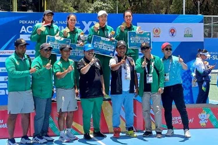 Tim Tenis Lapangan Jatim PON XXI Kawinkan Medali Emas Beregu Putra-Putri