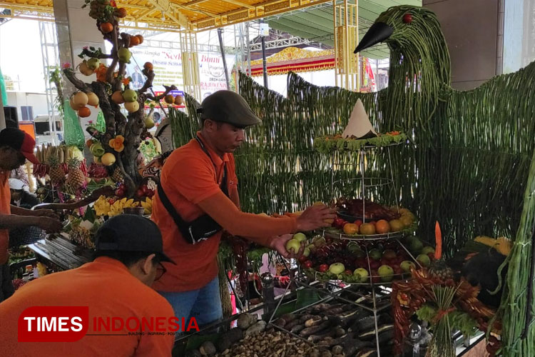 Tumpeng Miniatur Istana Garuda IKN Meriahkan Sedekah Bumi di Gresik