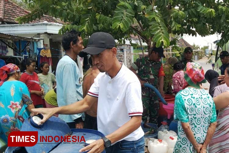 Kekeringan Melanda, BPBD Gresik Distribusikan Air Bersih ke Warga Tenggor