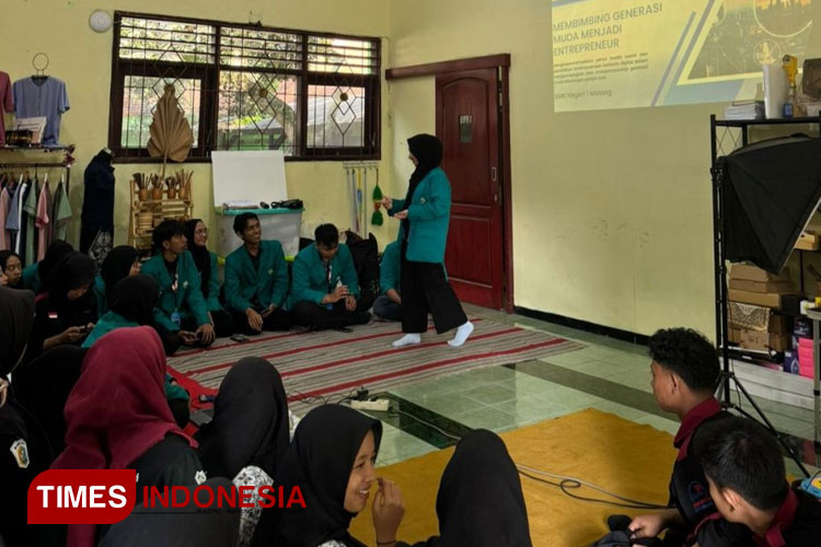 Kegiatan edukasi digital marketing di SMK Negeri 1 Malang. (FOTO: AJP TIMES Indonesia)