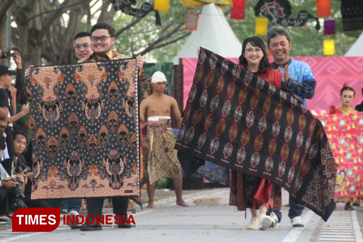 menghadiri-Kediri-Fashion-Batik-Festival-2024.jpg