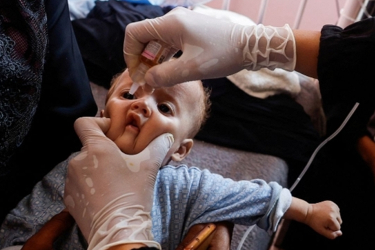 Seorang anak di Gaza menerima vaksinasi polio sebagai bagian dari kampanye WHO menyusul munculnya kasus polio pertama yang setelah 25 tahun (FOTO: CNN)