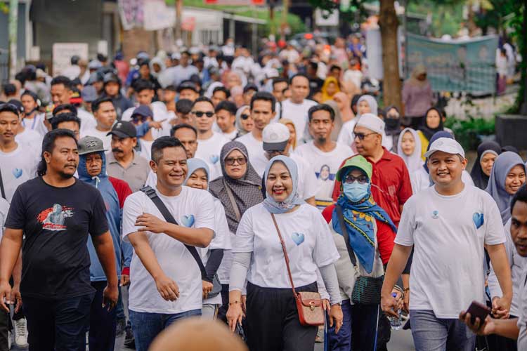 Jalan Sehat Cinta Biru Vol 1 yang digelar di Gunungsari dihadiri Bakal Calon Bupati Lombok Barat Hj Nurhidayah dan Bakal Calon Wakil Bupati Lombok Barat Imam Kafali.(FOTO: Tim Media DAFA)
