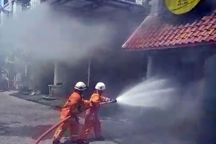 Dua Karyawan Alami Luka Akibat Kebakaran Restoran Chun Li Surabaya