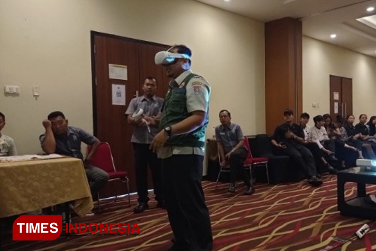 Para karyawan dan karyawati Hotel Atrium Premiere Cilacap diberi pembekalan sebelum simulasi. (FOTO: PMI Cilacap for TIMES Indonesia)