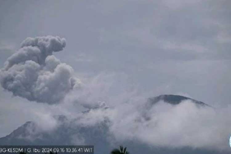 Gunung Ibu di Halmahera Keluarkan Abu Setinggi 700 Meter